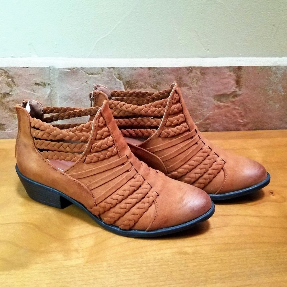 New womans Qupid faux suede ankle booties size 6